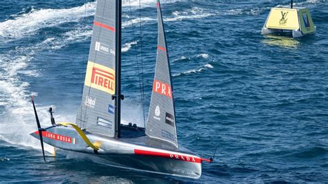 Luna Rossa sfida Ineos oggi in finale di Louis Vuitton .